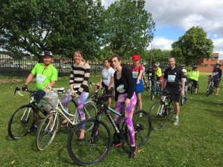 25_miles_great_notts_bike_ride_2015_the_group_waiting