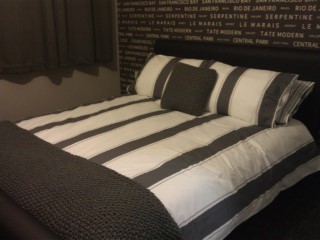 Black_leather_king_size_bed_with_sheets