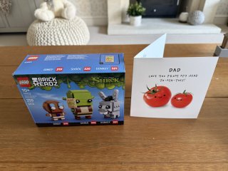 Card_and_present_fathers_day_june_2026