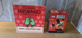 Card_and_present_valentines_day_feb_2024