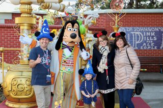 Disney_land_paris_monday_oct_2019_family_wiht_goofy