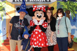 Disney_land_paris_monday_oct_2019_family_with_mini_mouse