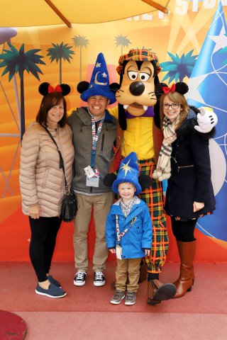 Disney_land_paris_wednesday_oct_2019_family_with_golf_goofy