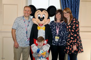 Disney_land_paris_wednesday_oct_2019_family_with_mickey_mouse