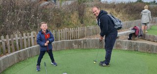 Ethan_and_i_family_putting_sunday_center_parcs_oct_2021