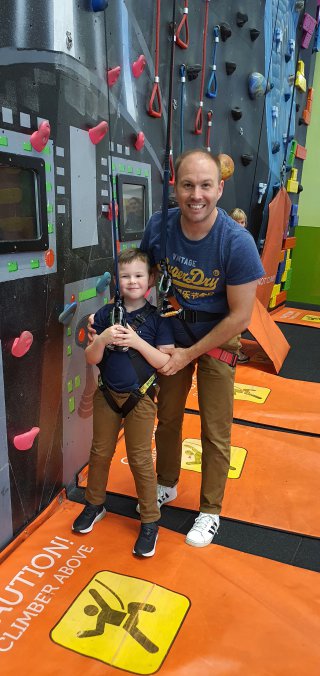 Ethan_and_i_indoor_climbing_adventure_friday_center_parcs_oct_2022