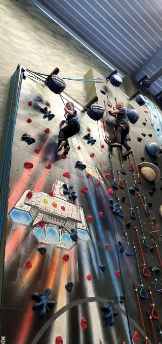 Ethan_and_i_indoor_climbing_adventure_wall_friday_center_parcs_feb_2023