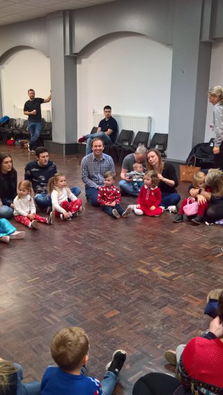 Ethan_and_i_pass_the_parcel_little_movers_christmas_party_dec_2018