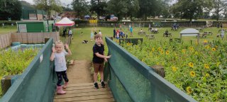 Ethan_and_olivia_wistow_maze_august_2021