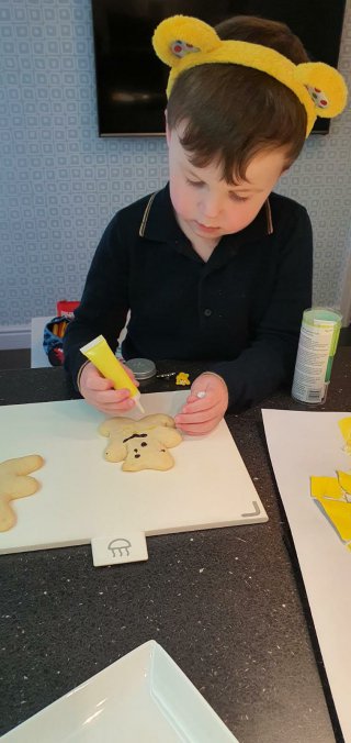 Ethan_decorating_pudsey_biscuits_and_diva_lamps_nov_2020