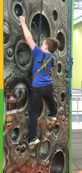 Ethan_indoor_climbing_adventure_wall_friday_center_parcs_feb_2023jpg