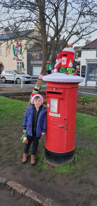 Ethan_postbox_cosby_christmas_knitting_bomb_dec_2020