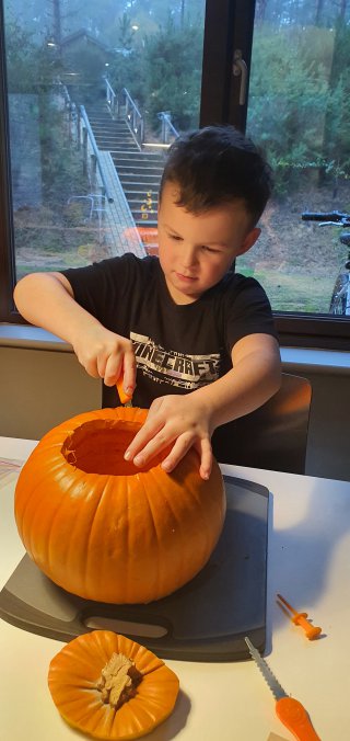 Ethan_pumpkin_carving_thursday_center_parcs_oct_2022