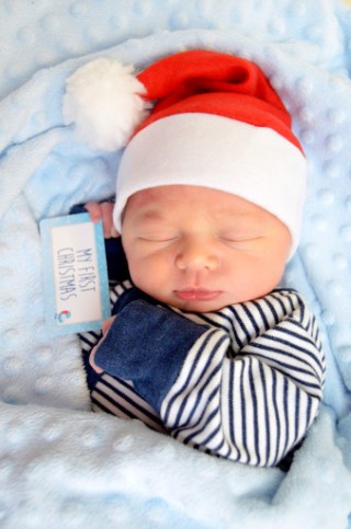 Ethans_hospital_photoshoot_christmas_hat_november_2015