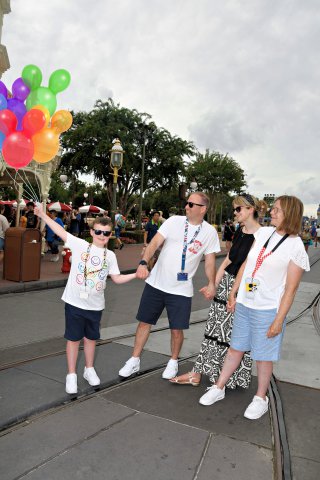 Family_main_street_day_1_disney_world_july_2024