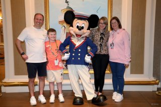 Family_mickey_mouse_tuesday_disney_paris_may_2025