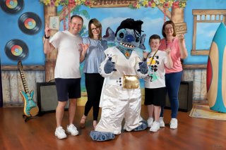 Family_stitch_thursday_disney_paris_may_2025
