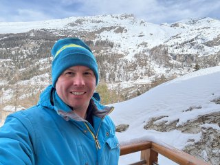 Me_balcony_skiing_tignes_france_feb_2025