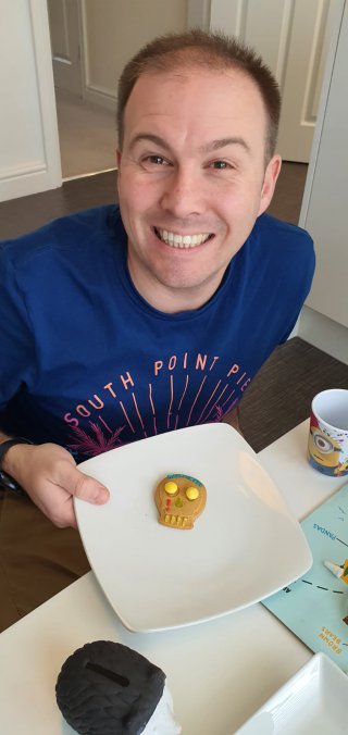 Me_decorating_gingerbread_skulls_busy_day_oct_2020