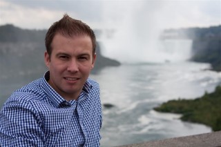 Me_niagra_falls_canada_2011