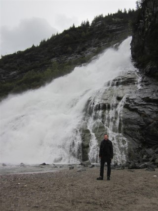 Me_waterfall_juneau_canada_2011