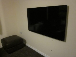 New_ue55d6300_tv_on_wall