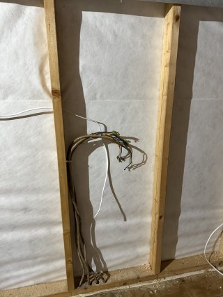 Outside_lights_wiring_the_shed_oct_2025