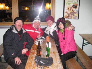 Ski_group_apre_ski_2009