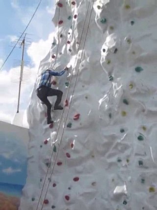 me_on_the_cruise_rock_wall