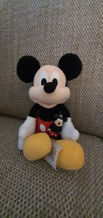 Mickey Keyring Effect Leaving Presents April 2020